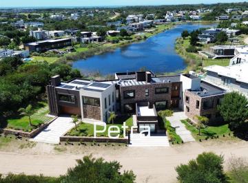 Casa · 778m² · 12 Ambientes · 2 Cocheras · Casa en Venta en Costa Esmeralda con Fondo a La Laguna