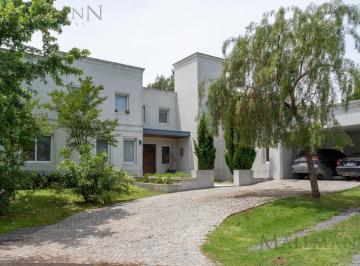 Casa · 376m² · 8 Ambientes · 1 Cochera · Venta Casa 4 Dorm. en Estancias del Pilar