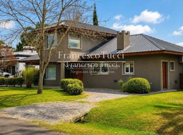 Casa · 260m² · 5 Ambientes · 3 Cocheras · Casa en Venta 5 Ambientes Barrio Santa Ana
