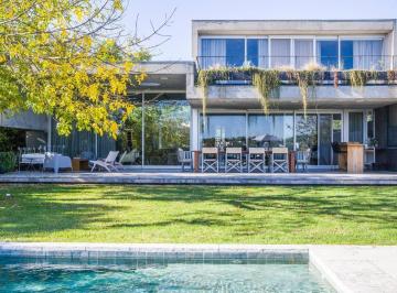 Casa · 350m² · 7 Ambientes · 2 Cocheras · Casa en Venta en Santa Bárbara.