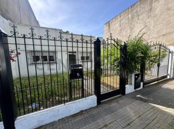 Casa · 195m² · 3 Ambientes · 2 Cocheras · 521 E/ 4 y 5 - Venta de Casa a Modernizar en Tolosa