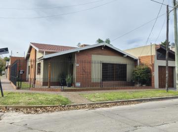 Casa · 378m² · 6 Ambientes · 3 Cocheras · Excelente Chalet - Acepta Depto en Zona en Parte del Valor