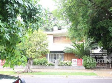 Casa · 308m² · 6 Ambientes · 1 Cochera · Casa Sobre Lote de 838 m², con Gran Parque y Pileta - La Lucila, Excelente Ubicación