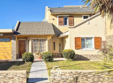 Casa · 343m² · 3 Dormitorios · 2 Cocheras · Casa en Republica Argentina 710 Centenario