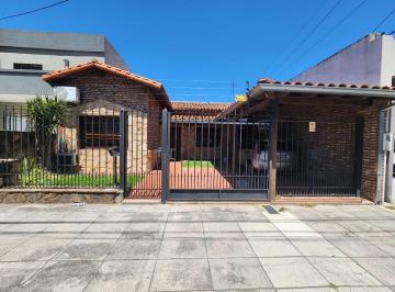 Casa · 160m² · 4 Ambientes · 1 Cochera · Casa en Venta L. M. campos 370 Bernal