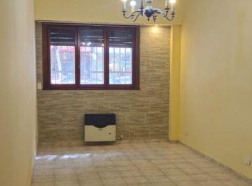 Departamento de 3 ambientes, Parque Chacabuco · En Planta Baja - 3 Ambientes - Lavadero y Patio - Muy Bajas Expensas a 1cuadra Subte E