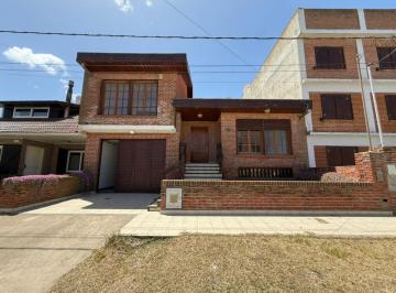 Casa de 5 ambientes, Santa Clara del Mar · Chalet de Categoría en Venta Sobre Calle Bilbao 83
