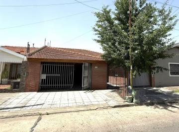 Casa · 184m² · 4 Ambientes · 3 Cocheras · Chalet en Venta 4 Amb. - Fondo de 30 m - Zona Residencial