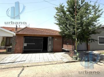 Casa · 184m² · 4 Ambientes · 3 Cocheras · Chalet en Venta 4 Amb. - Fondo de 30 m - Zona Residencial