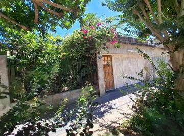 Casa · 141m² · 10 Ambientes · 1 Cochera · Amplia Casa en Venta con Garaje. Dos Casas en Una. Apto Credito.