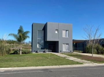 Casa · 140m² · 4 Ambientes · 1 Cochera · Casa en Alquiler