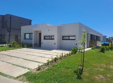 Casa · 189m² · 4 Ambientes · 3 Cocheras · Casa en Venta en Santa Elisa, Pilar del Este, Pilar