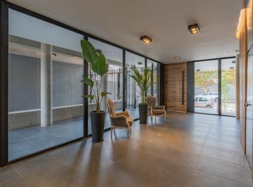 Amplio semipiso de 3 ambientes al frente con living-comedor con cocina integrada · Semipiso 3 Ambientes con Cochera Doble y Baulera en Chauvin