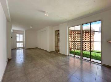 Casa · 75m² · 3 Ambientes · Casa de Pasillo de 2 Dorm. con 2 Baños y Jardín en Arroyito