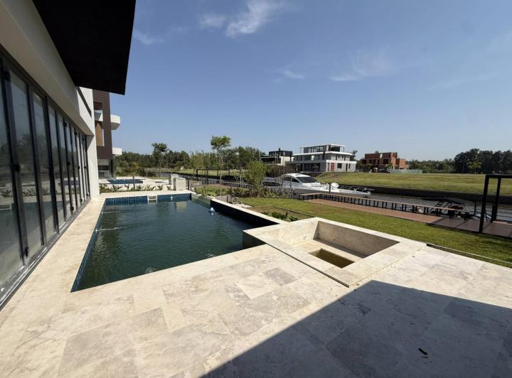Casa · 550m² · 7 Ambientes · 2 Cocheras