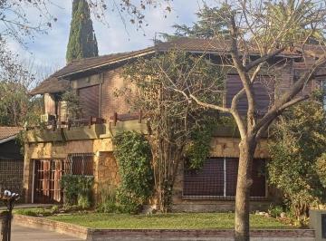 Casa de 6 ambientes, Almirante Brown · Imponente Chalet de 6 Amb Frente a Plaza Azopardo