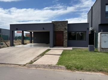 Casa · 190m² · 3 Dormitorios · 2 Cocheras · Casa de 3 Dorm. en Venta en B° Pinares de Furlotti