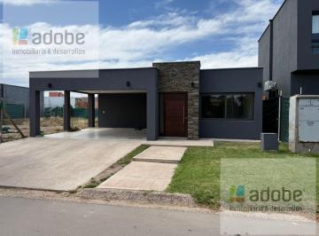 Casa · 190m² · 3 Dormitorios · 2 Cocheras · Casa de 3 Dorm. en Venta en B° Pinares de Furlotti