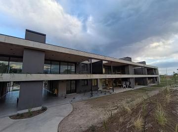 Departamento · 207m² · 4 Ambientes · 1 Cochera · Exc Depto 3 Dor Alq Gge/bcon/gal/asador La Trinidad Condo
