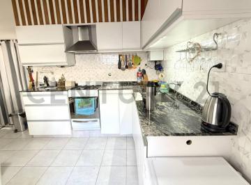 Casa · 145m² · 6 Ambientes · 1 Cochera · Impecable Casa de 3 Dorm. en B° Bernardino Rivadavia. Venado Tuerto.