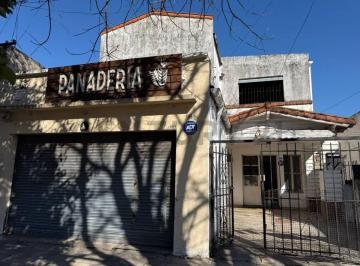 Casa · 213m² · 4 Ambientes · 1 Cochera · Excelente Propiedad con Local Al Frente en 25 72 y 73