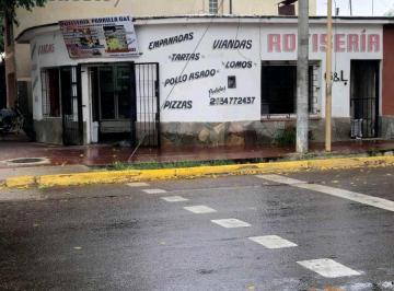 Casa · 185m² · 3 Dormitorios · 1 Cochera · Venta de Casa Esquina con Salón Comercial - Calle Sarmiento, Rivadavia