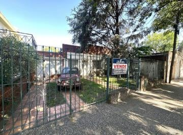Terreno · 239m² · 5 Ambientes · 2 Cocheras · Terreno Urbano con Casa Reciclar - Ideal Uso Comercial