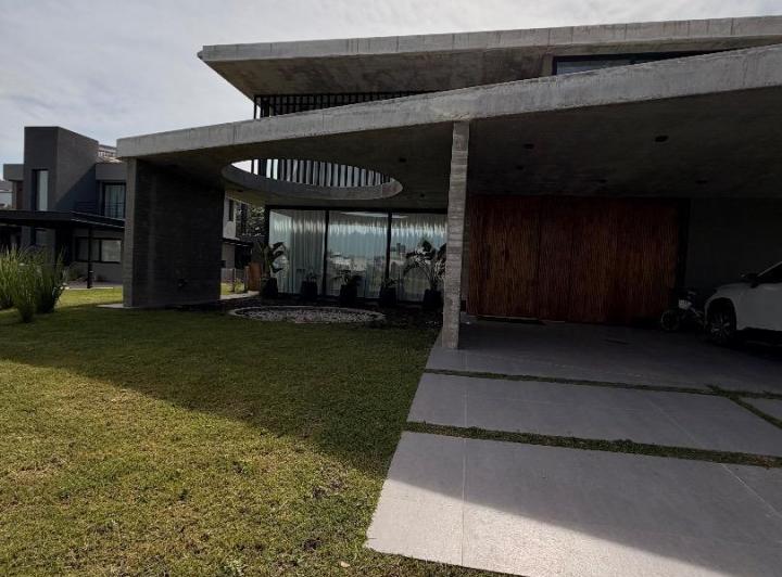 Casa en alquiler en Barrio Privado Terralagos · 6 ambientes