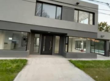 Casa · 433m² · 5 Ambientes · 3 Cocheras · Casa 4 Dorm. con Pileta Venado 1 Canning