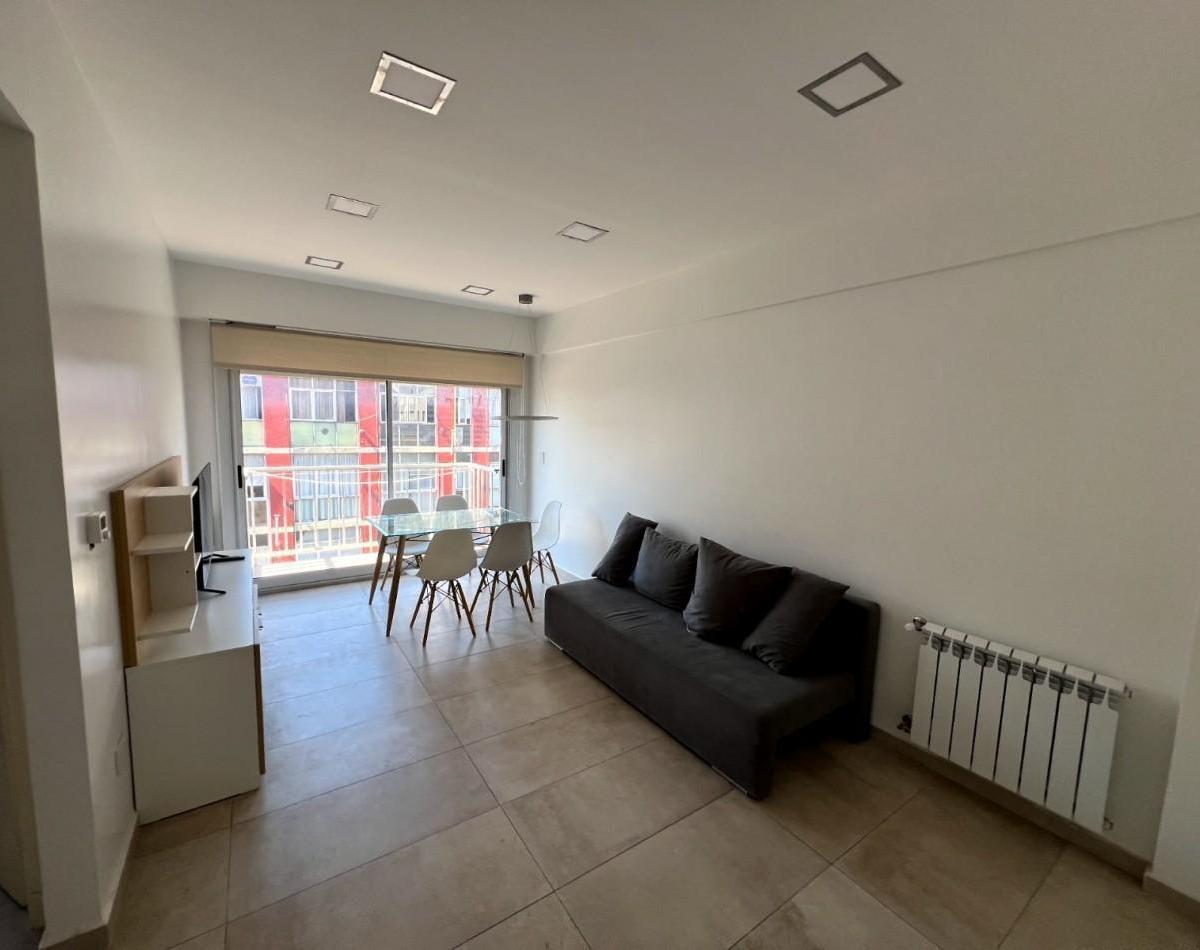 Venta de departamento de 2 ambientes con balcón saliente a la calle