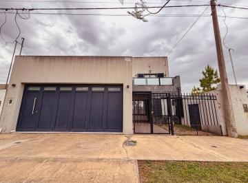 Casa · 213m² · 4 Ambientes · 2 Cocheras · Propiedad Funcional y Moderna en Barrio La Cañada