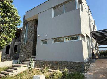 Casa · 226m² · 4 Dormitorios · 1 Cochera · Openhouse Inmobiliaria Vende Magnífica Casa a Estrenar en Barrio Dalvian