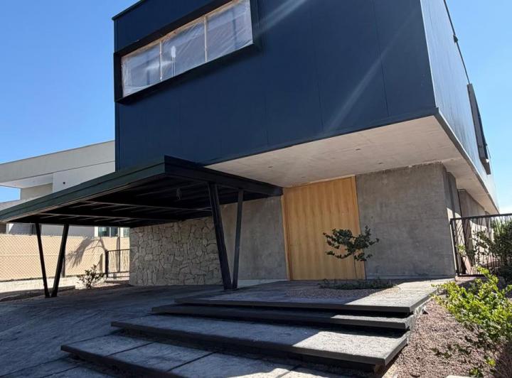 Casa · 380m² · 6 Ambientes · 3 Cocheras