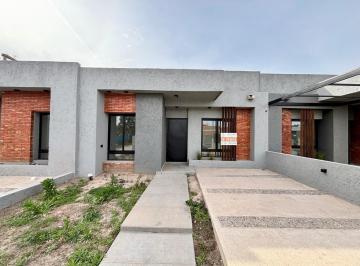 Casa · 85m² · 3 Ambientes · 2 Cocheras · Venta de Casa Estilo Dúplex a Estrenar - San Ignacio Village