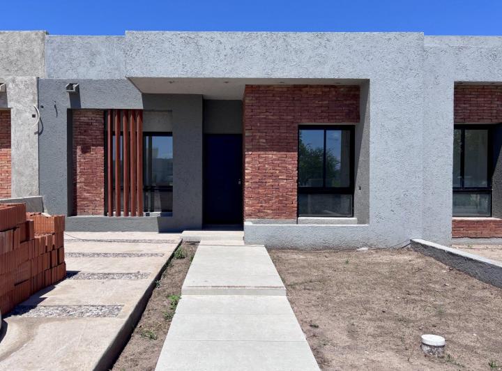 Casa · 85m² · 3 Ambientes · 2 Cocheras