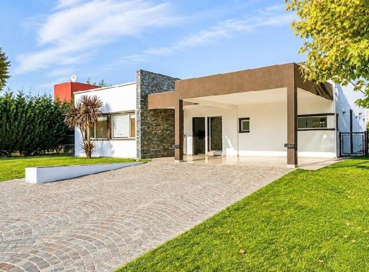 Casa · 170m² · 4 Ambientes · 4 Cocheras