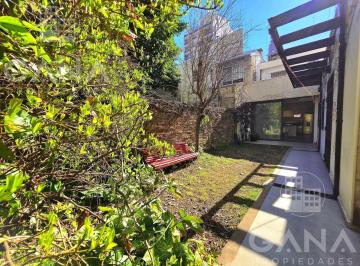 Casa · 203m² · 6 Ambientes · 1 Cochera · Venta Casa con Jardín Remodelada Excelente Ubicación a m. del Mercado del Patio y Club Plaza