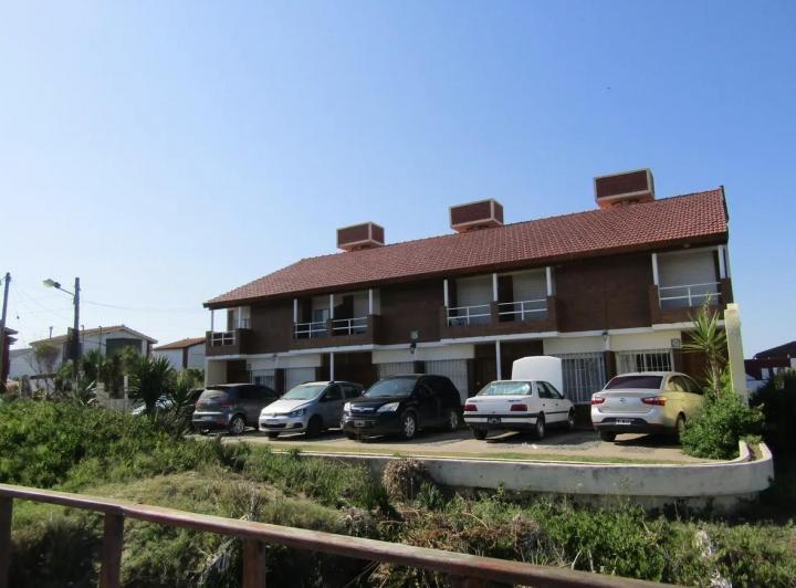 Casa · 420m² · 4 Ambientes · 6 Cocheras