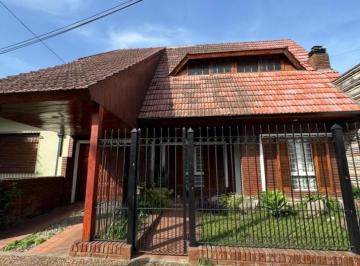Casa · 120m² · 4 Ambientes · Chalet 4 Ambientes - Acepta Permutas