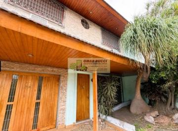 Casa · 250m² · 5 Ambientes · 2 Cocheras · Casa de 4 Dorm., Cochera, Jardin, Parrilla y un Quincho en Ramos Mejia