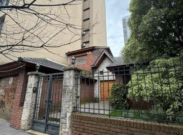 Casa · 380m² · 6 Ambientes · 1 Cochera · Casa de 6 Ambientes con Parque y Quincho con Zonificacion R1 en Plaza Mitre
