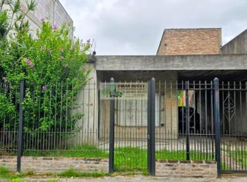 Casa · 80m² · 3 Ambientes · 2 Cocheras · Casa con Doble Cochera y Mucho Potencial en Isidro Casanova