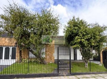 Casa · 130m² · 4 Ambientes · 1 Cochera · Casa de 4 Ambientes con Cochera y Fondo Libre en Ramos Mejia