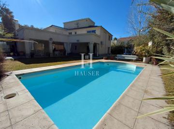 Casa · 383m² · 10 Ambientes · 2 Cocheras · Hauser Vende Amplia y Luminosa Casa Entre Jardines. 1000 m²
