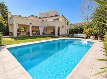 Casa · 383m² · 10 Ambientes · 2 Cocheras · Hauser Vende Amplia y Luminosa Casa Entre Jardines. 1000 m²