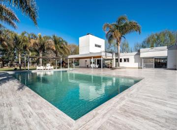 Casa · 330m² · 7 Ambientes · 3 Cocheras · Venta Casa 4 Dorm. con Pileta Roldan