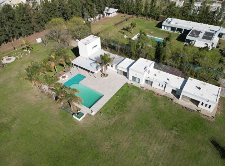 Casa · 330m² · 7 Ambientes · 3 Cocheras