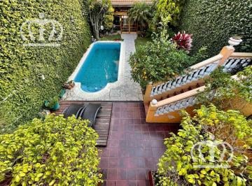 Casa · 235m² · 5 Ambientes · Venta - Hermoso Chalet - 3 Dorm. - Fondo con Pileta y Quincho - Lanús Este