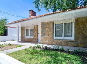 Casa · 100m² · 4 Ambientes · Gran Chalet 4 Amb. C/parque y Parrilla - a 4 Cdas. del Mar