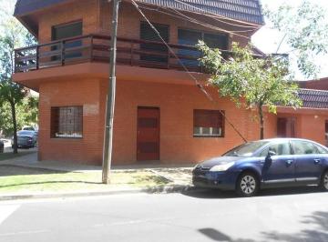 Casa · 160m² · 5 Ambientes · 1 Cochera · Inversión Estratégica: Casa C/ Renta y Accesos Gral. Paz / P